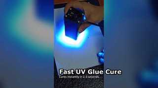 Quel est l'effet durcissant de la colle UV sur cette lampe de poche ?